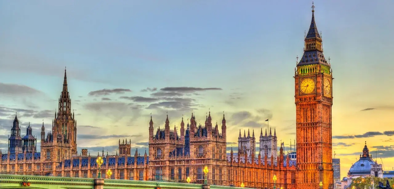 Big Ben und das Parlament in London bei Sonnenuntergang. Perfekt für einen Kurztrip London!