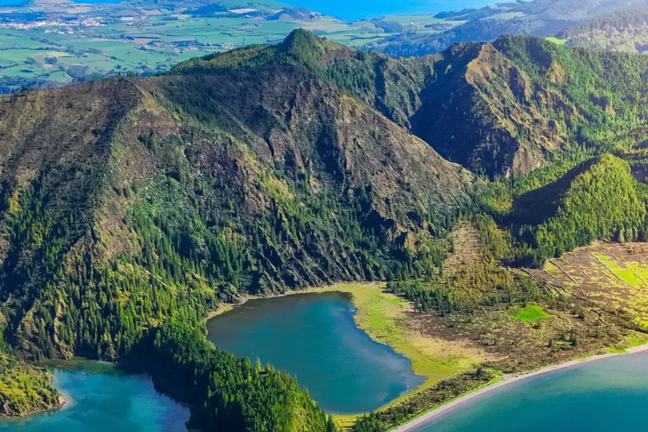 Grüne Berge und ein blauer See auf den Azoren. Ein perfekter Ort für einen unvergesslichen Azoren Urlaub.