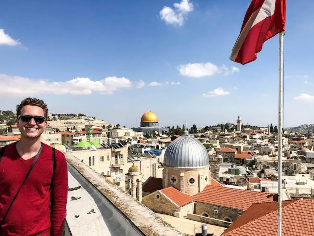 Glücklicher Mann genießt seinen Urlaub in Israel mit Blick auf die Altstadt von Jerusalem und den Felsendom.