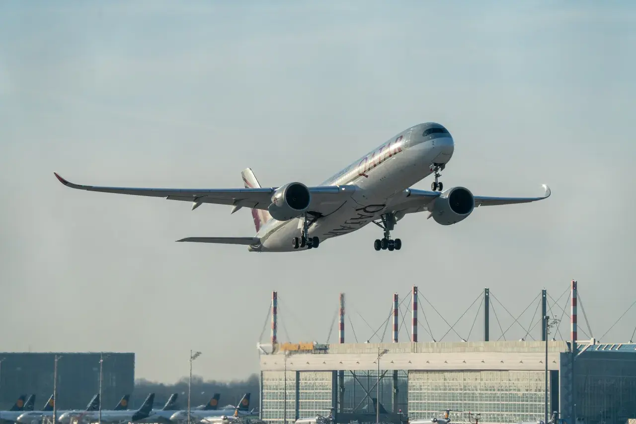 Qatar Airways Flugzeug hebt ab, bereit für den nächsten Flug. Ein Umsteigen am Flughafen Doha ist vielleicht die nächste Station.