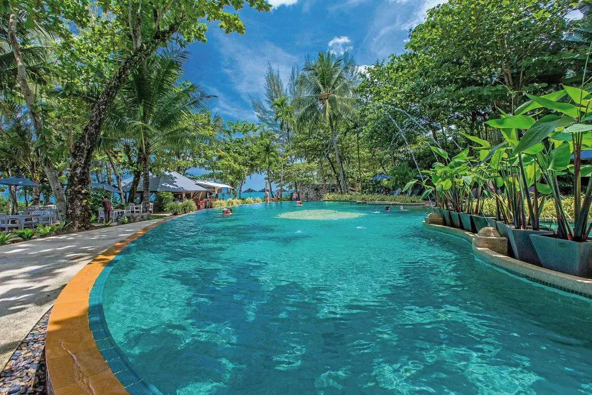 Einladender Poolbereich im Moracea by Khao Lak Resort, umgeben von tropischer Vegetation und Palmen.