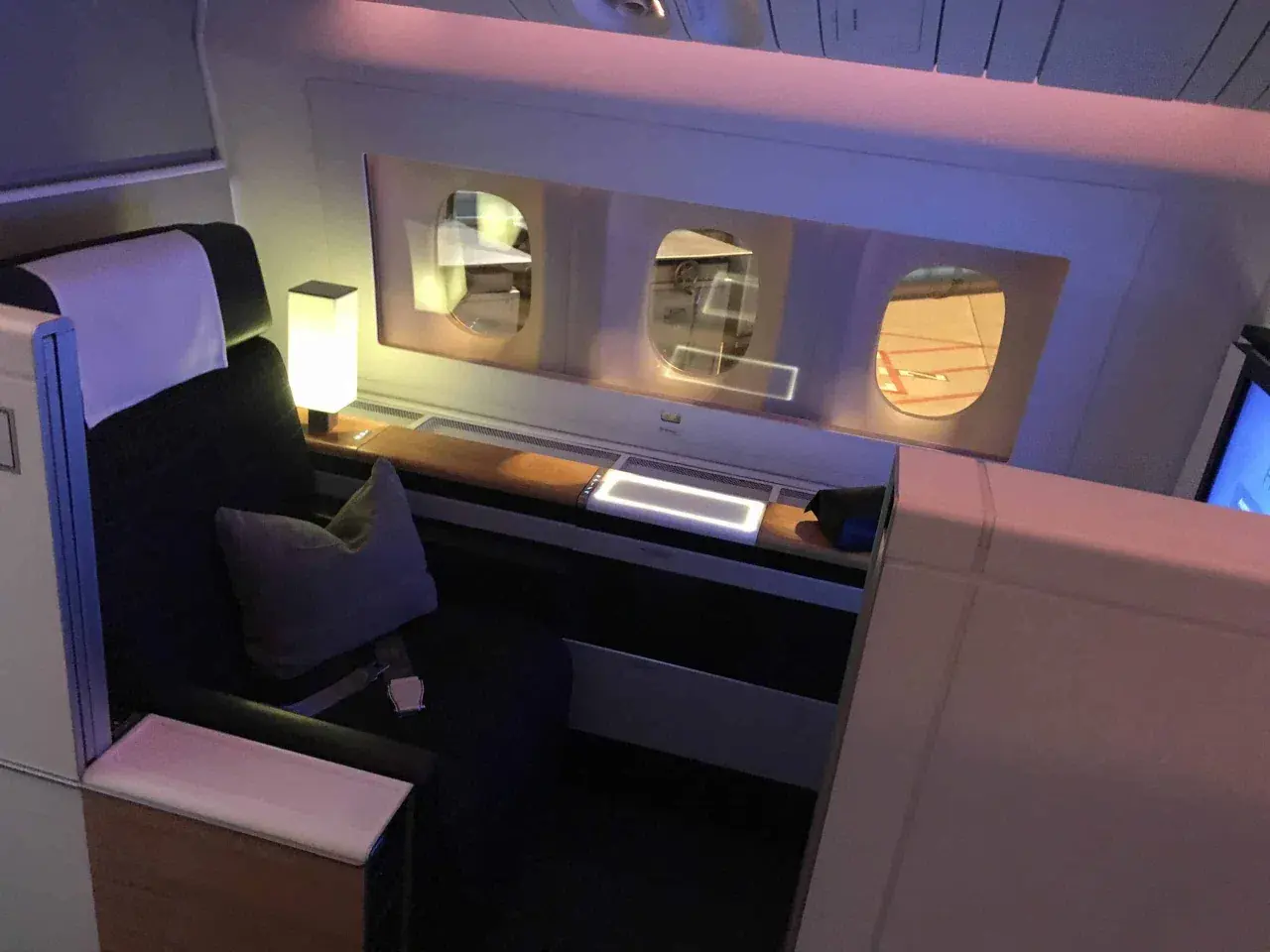Luxuriöse Kabine in der First Class. Die hohen first class flug kosten spiegeln sich in diesem Komfort wider.