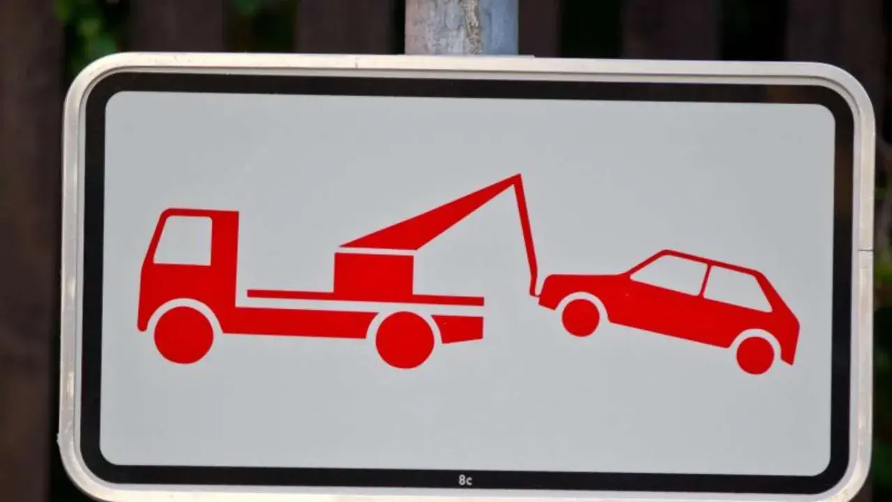 Verkehrsschild: Abschleppwagen holt Auto ab. Ein widerspruchsloses Ende für eine Leerfahrt, die teuer wird.