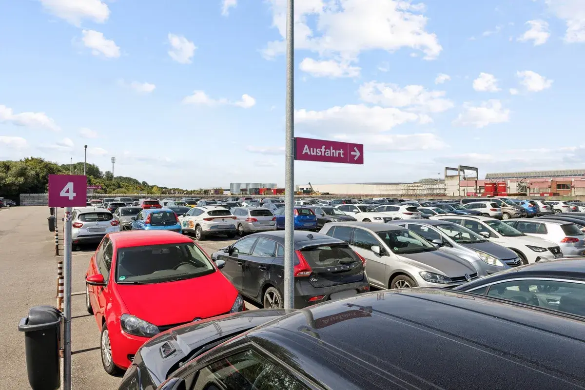 Großer Parkplatz am Flughafen Weeze. Hier finden Sie gute Parken Tipps, um schnell einen Platz zu finden. Ausfahrt ist ausgeschildert.