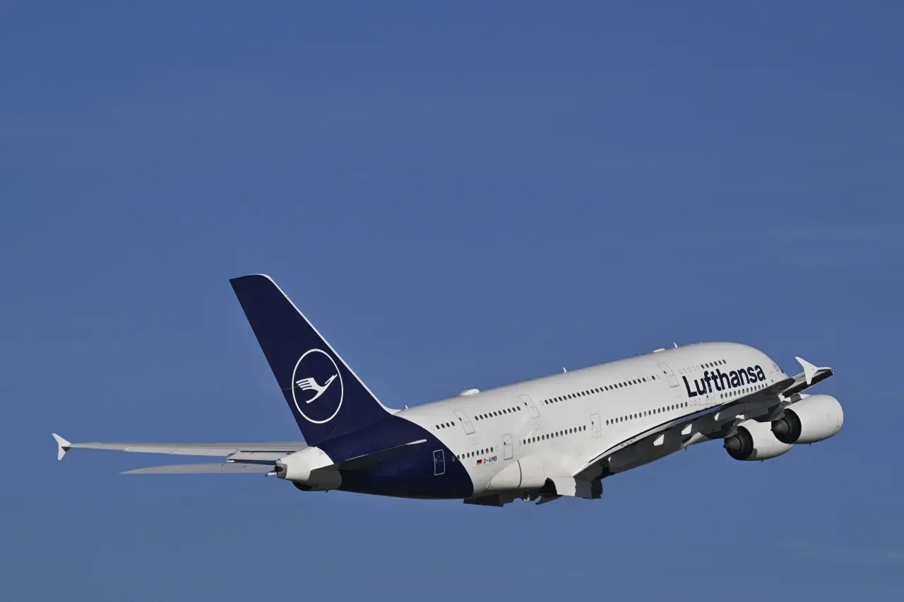 Lufthansa A380 hebt ab, bereit für den Flug von Frankfurt nach Los Angeles.