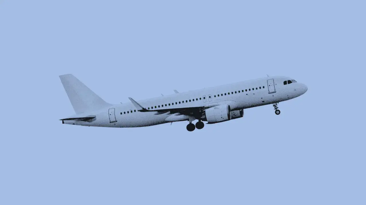 Flugzeug im Steigflug, bereit für die nächste Reise. Eine perfekte Ergänzung zur Checkliste Flugreise.