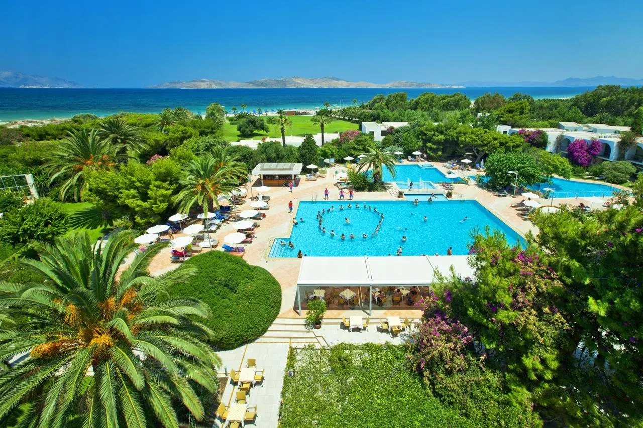 Ein luxuriöses Resort am Caravia Beach mit mehreren Pools, Palmen und Blick auf das Meer.