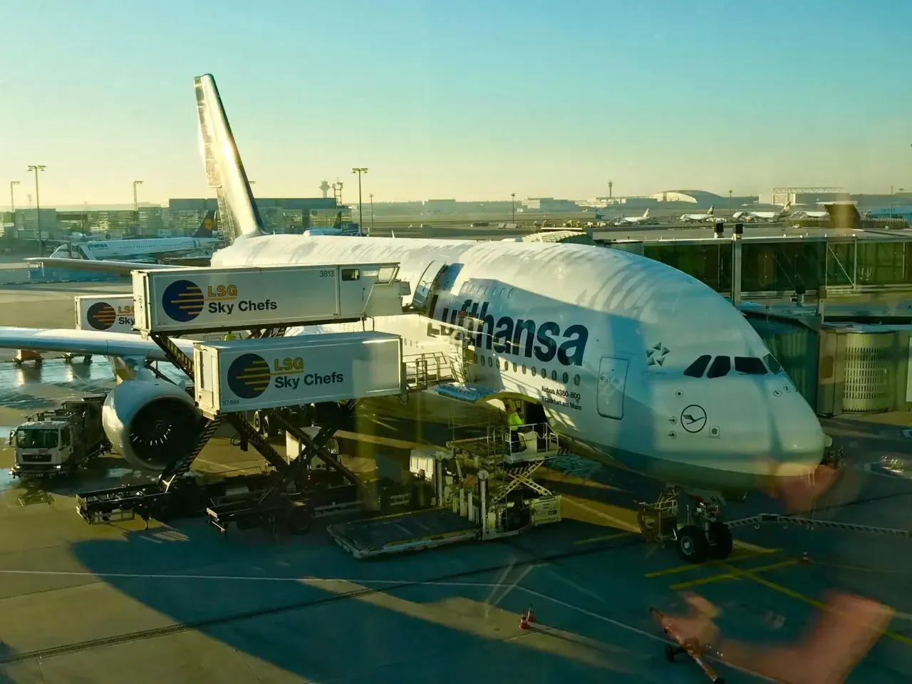 Lufthansa A380 am Gate, bereit für den Flug. Die Sicherheit der Fluggesellschaften wird durch sorgfältige Vorbereitung gewährleistet.