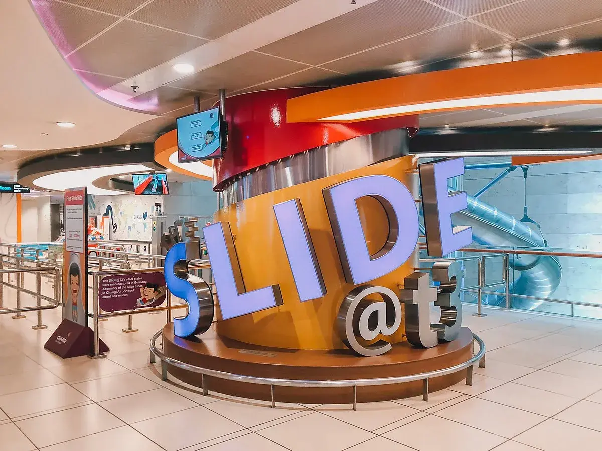 Die SLIDE@t3-Rutsche im Singapur Flughafen ist ein Spaß für Reisende.