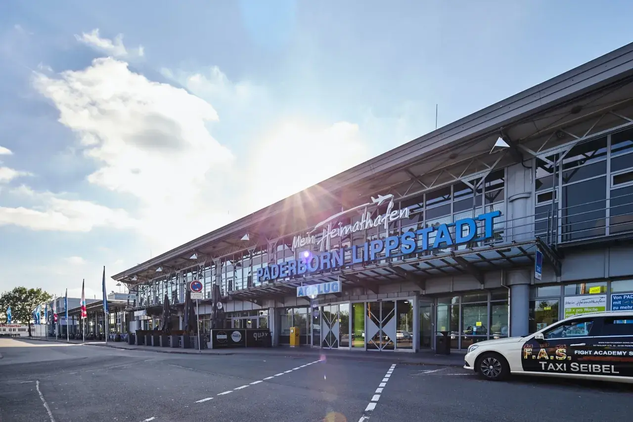 Flughafen Paderborn Lippstadt mit Schriftzug "Mein Heimathafen". Lageplan für Parken am Flughafen.