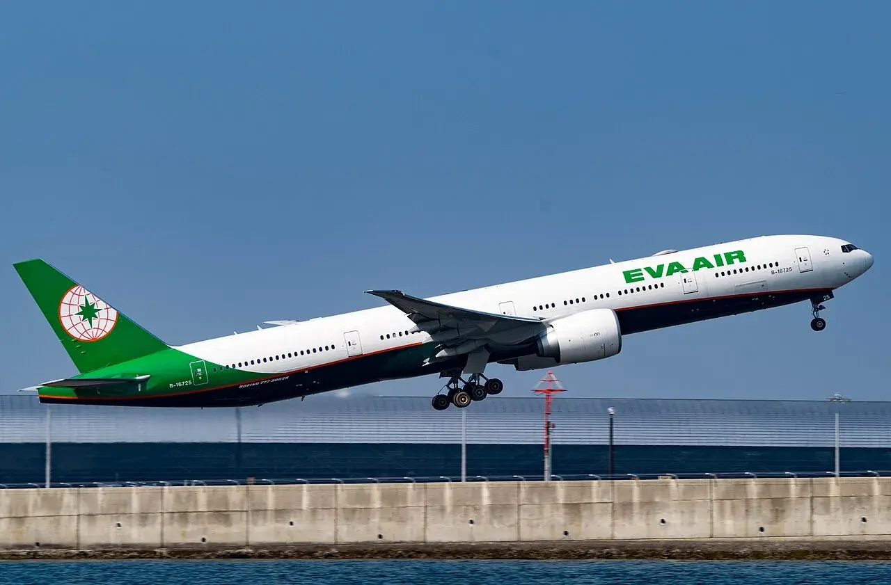 Ein EVA Air Flugzeug hebt ab. Keine Anzeichen eines Absturzes, nur ein starker Start.