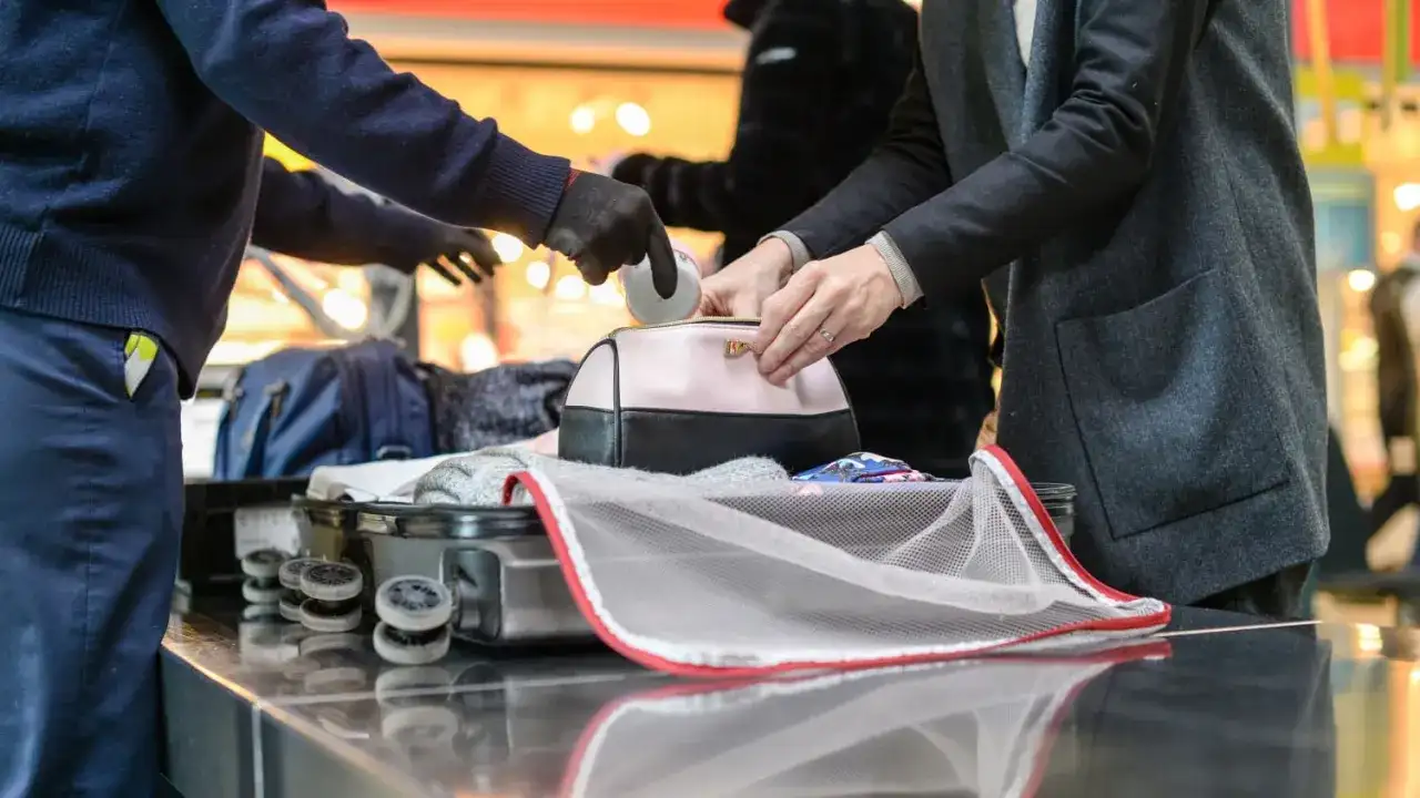 Sicherheitskontrolle am Flughafen: Medikamente werden aus einer Kosmetiktasche genommen, bevor das Gepäck in den Flugzeug-Container kommt.