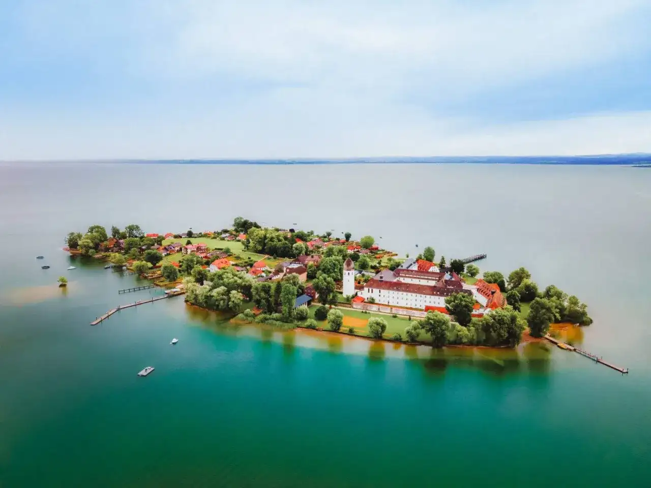 Inselkloster mit roten Dächern, umgeben von türkisfarbenem Wasser. Perfekt für kurztrip ideen mit auto.