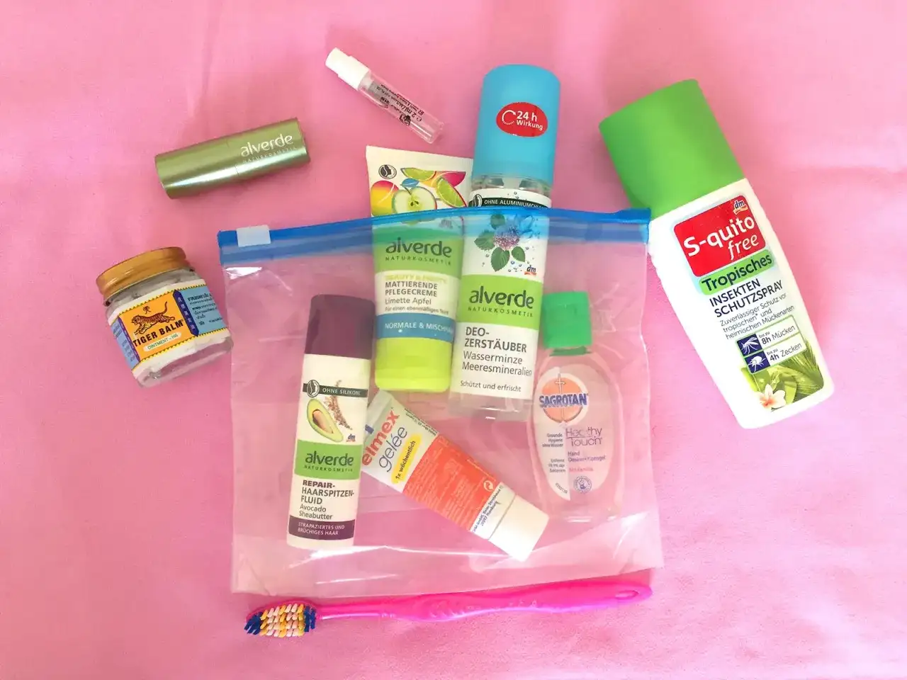 Reiseapotheke für den Flug: Tiger Balm, Duschgel, Insektenschutz und Zahnpflege.