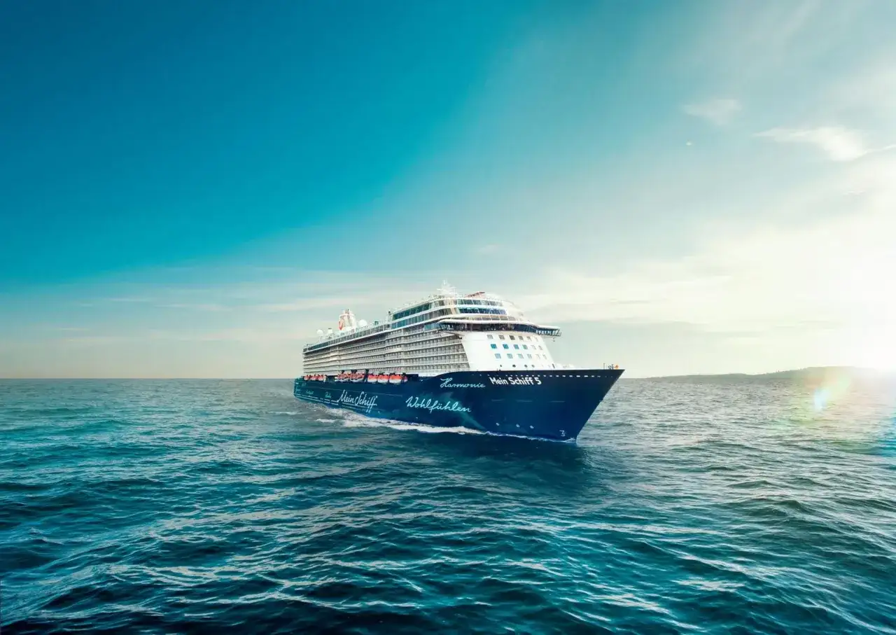 Ein großes Kreuzfahrtschiff, die "Mein Schiff 5", fährt auf dem Meer. Tolle Kreuzfahrt Tipps für Ihren nächsten Urlaub.