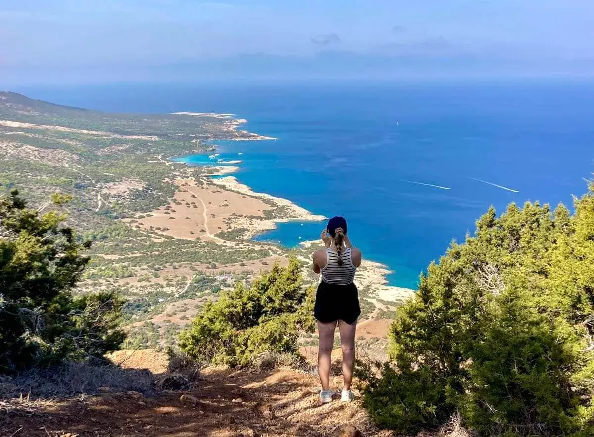 Frauenblick auf die Küste Zyperns. Ein perfekter Zypern Urlaub mit Blick aufs Meer.