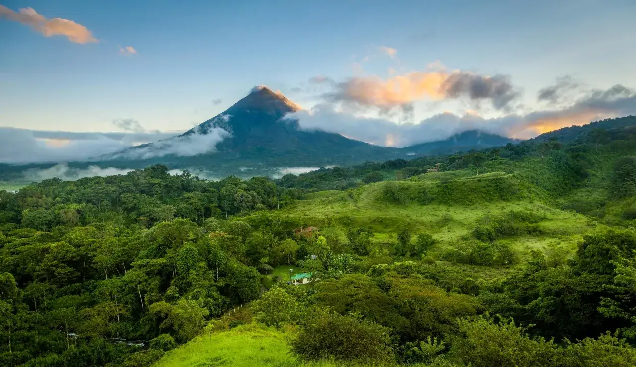 Grüner Dschungel mit Vulkan im Nebel, ideal für die costa rica beste reisezeit.
