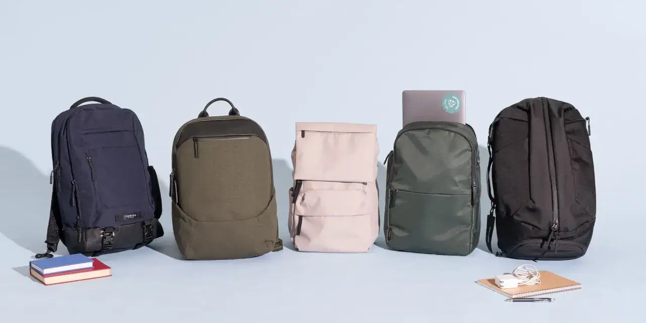 Fünf Rucksäcke in verschiedenen Farben und Stilen, ideal für deine Work and Travel Packliste.