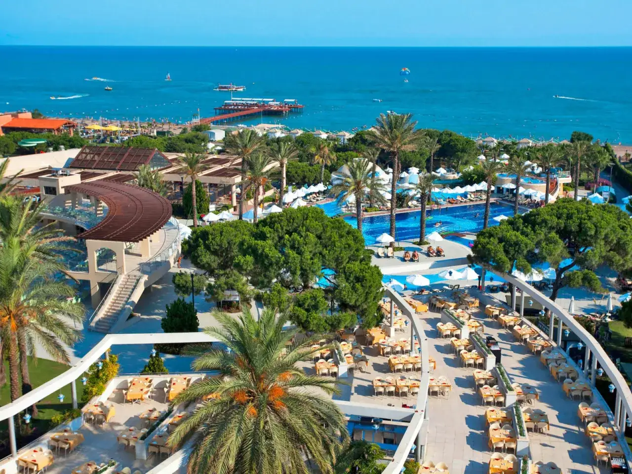 Blick auf das Limak Atlantis De Luxe Hotel & Resort mit Pool, Strand und Meer.