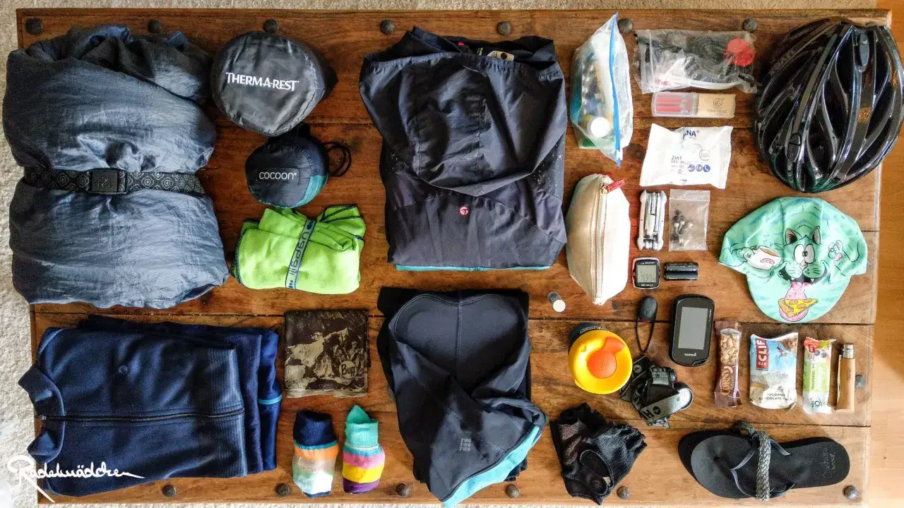 Fahrradtour Packliste: Kleidung, Schlafsack, Thermarest, Helm, Werkzeug, Snacks und mehr für dein Abenteuer.