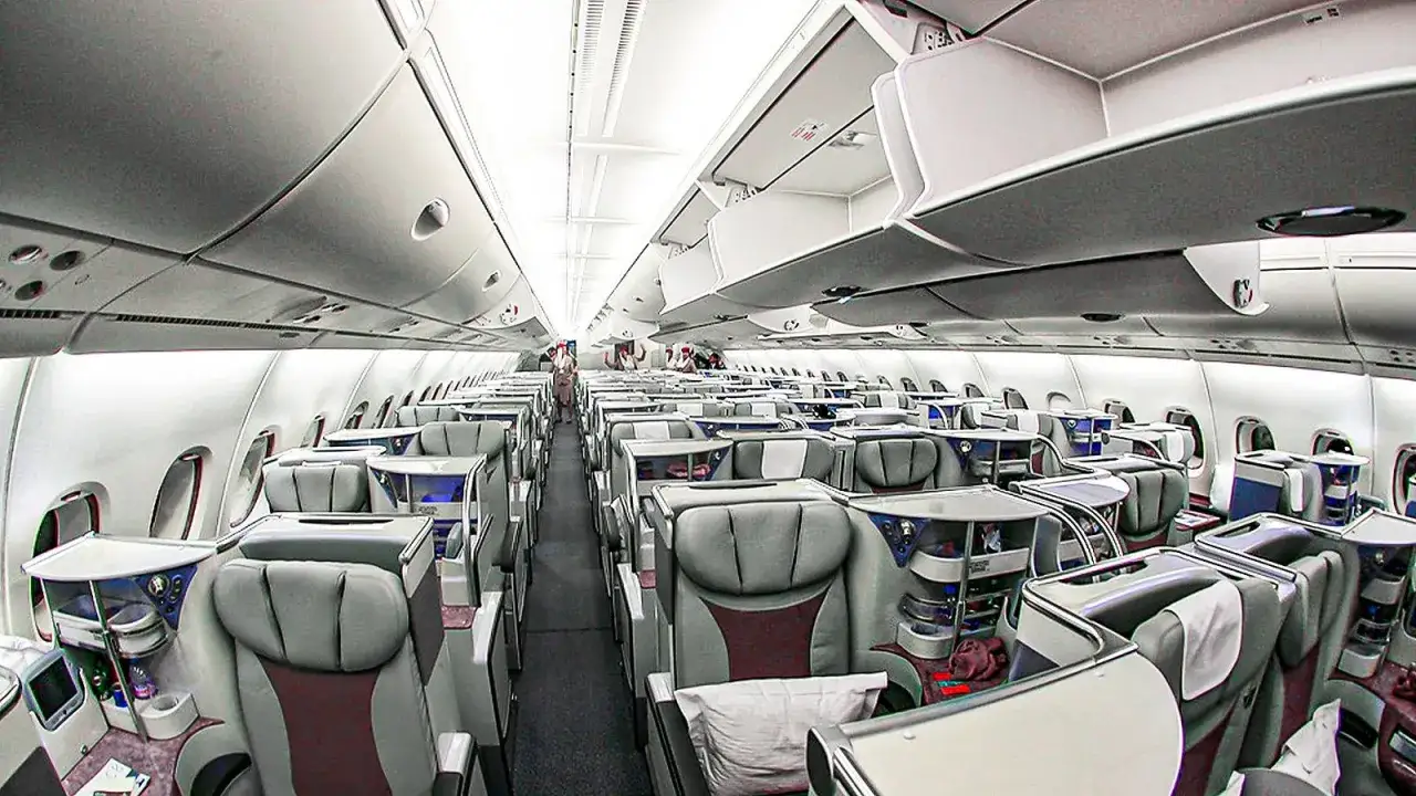 Blick in den luxuriösen Airbus A380 innen mit bequemen Sitzen und viel Platz.
