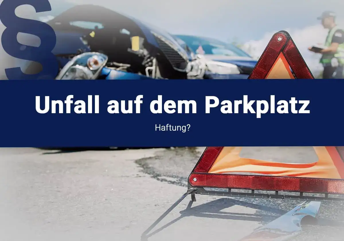Unfall auf dem Parkplatz: Ein beschädigtes Auto, ein Warndreieck und ein Paragrafensymbol deuten auf rechtliche Fragen nach einem Parkplatzunfall hin.