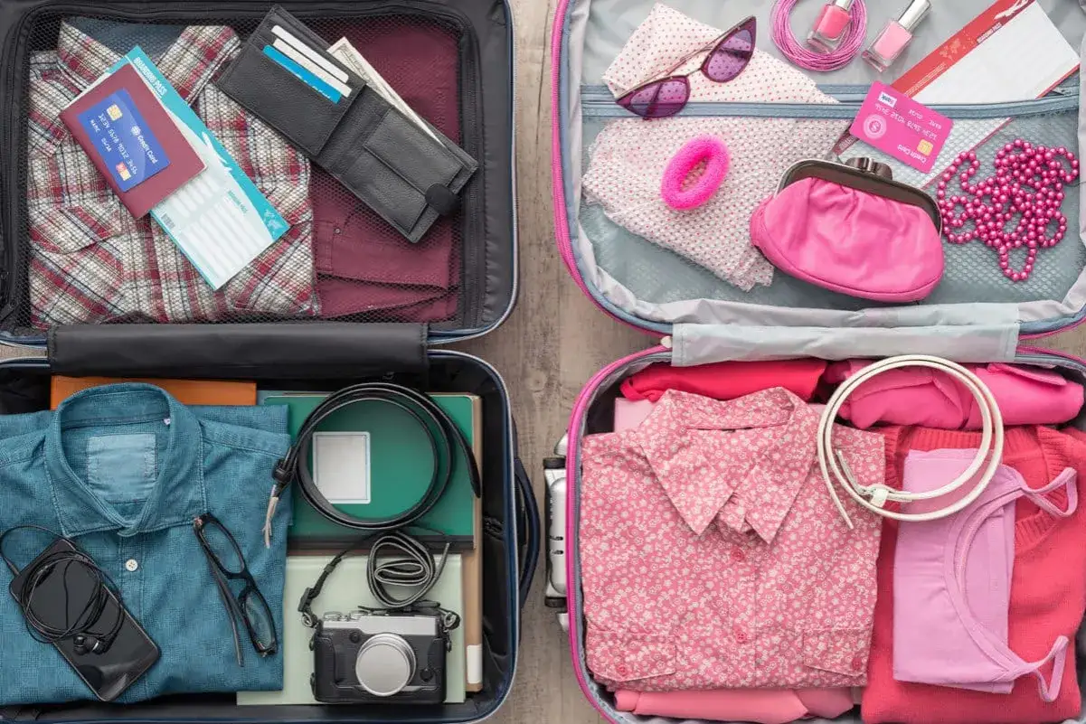 Packliste Holland: Koffer mit Kleidung, Kamera, Geldbeutel, Reisepass, Brille und Accessoires. Alles für die Reise bereit.