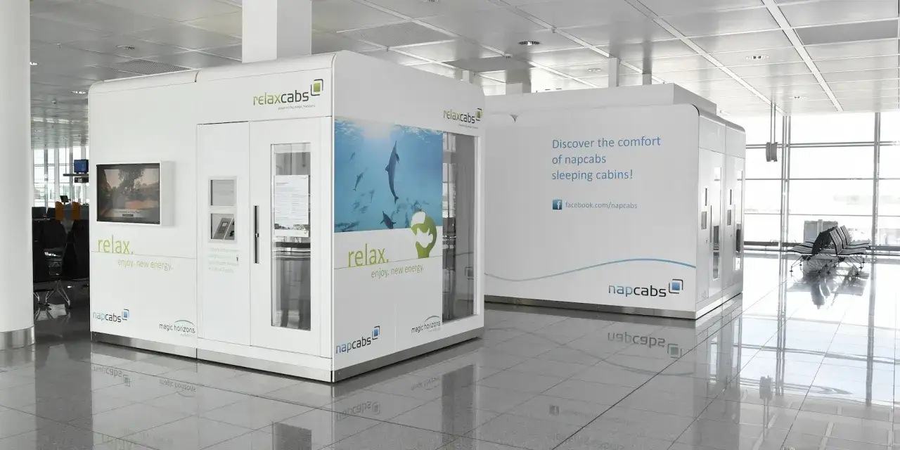Moderne Schlafkabinen am Flughafen, ideal zum am flughafen schlafen. Entdecke den Komfort von napcabs für neue Energie.