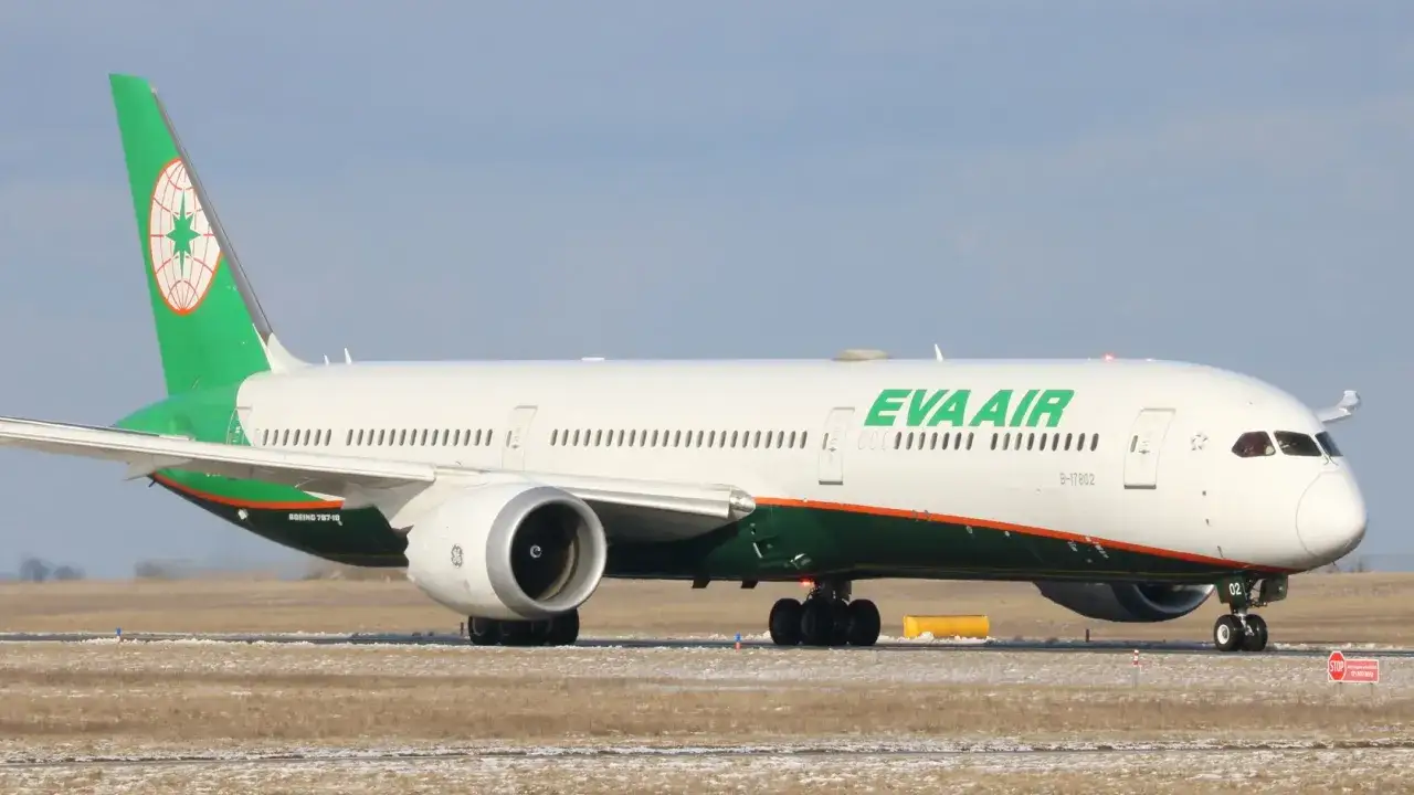 Ein EVA Air Flugzeug auf dem Rollfeld. Zum Glück gab es keinen EVA Air Absturz, nur ein Flugzeug bereit zum Abflug.
