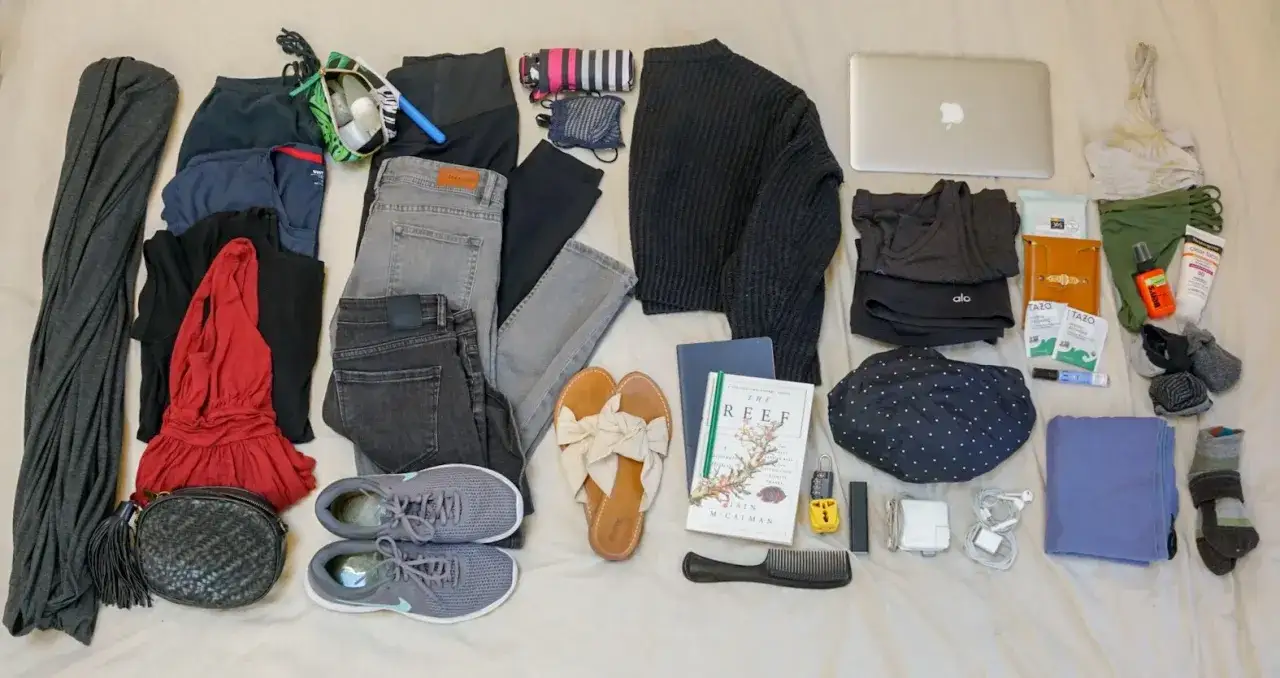 Packliste Australien: Kleidung, Schuhe, Laptop, Buch, Sonnencreme und mehr. Alles für die Reise bereit.
