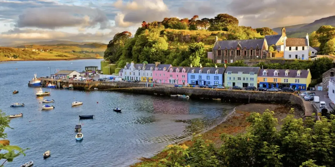 Bunte Häuser am Hafen, Boote im Wasser. Was sollte man in Schottland nicht tun? Nicht verpassen, diese malerische Aussicht zu genießen!