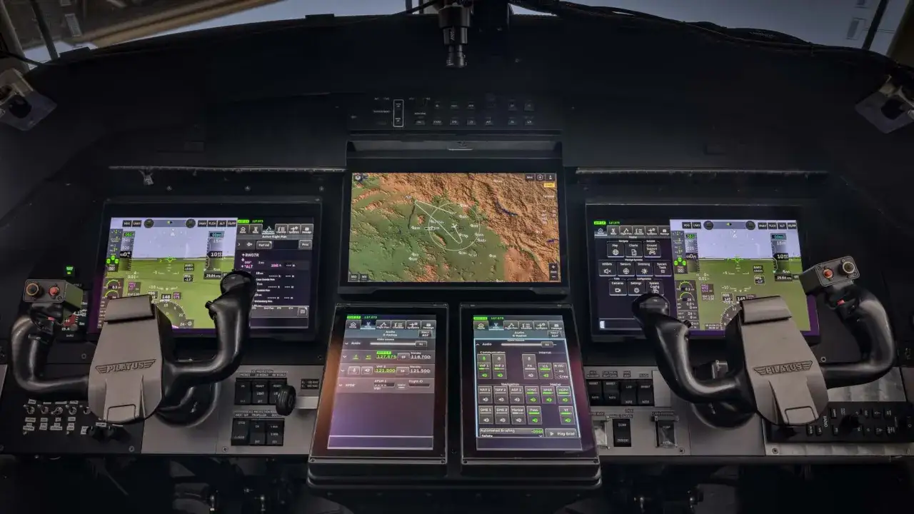Moderne Airlines-Cockpit mit mehreren Bildschirmen, Karten und Steuerknüppeln.