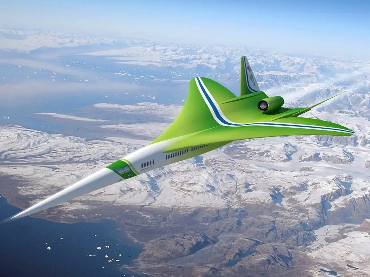 Ein grünes Überschallflugzeug, der Boom Overture, fliegt über schneebedeckte Berge.
