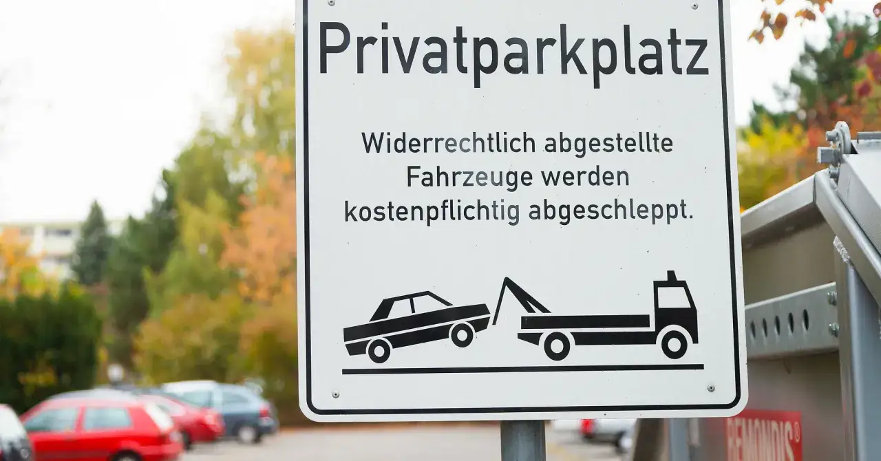 Privatparkplatz-Schild: Widerrechtlich abgestellte Fahrzeuge werden kostenpflichtig abgeschleppt. Informiert über die auto abschleppen kosten.