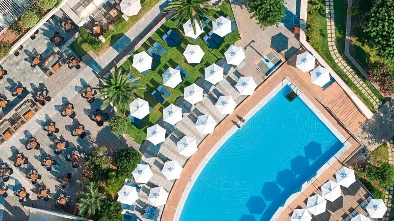 Agapi Beach Resort: Pool, Liegen, Sonnenschirme und Sitzbereiche im Freien laden zum Entspannen ein.