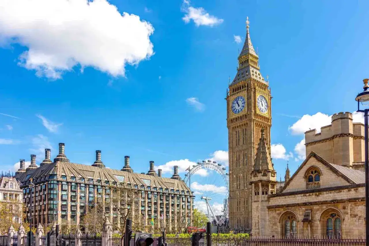 Big Ben und das Parlamentsgebäude in London, perfekt für einen Kurztrip.