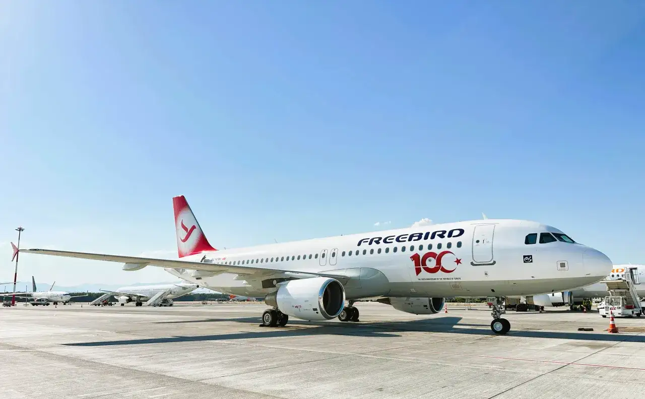Ein Flugzeug der Freebird Airlines steht am Flughafen. Es feiert das 100-jährige Jubiläum der Republik Türkei.