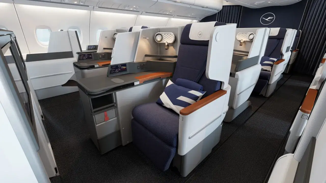 Lufthansa A380 Business Class: Komfortabler Flug von Frankfurt nach Los Angeles mit stilvollen Sitzen und Kissen.