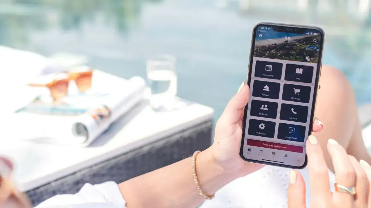 Hand hält Smartphone mit TUI App. Option 
