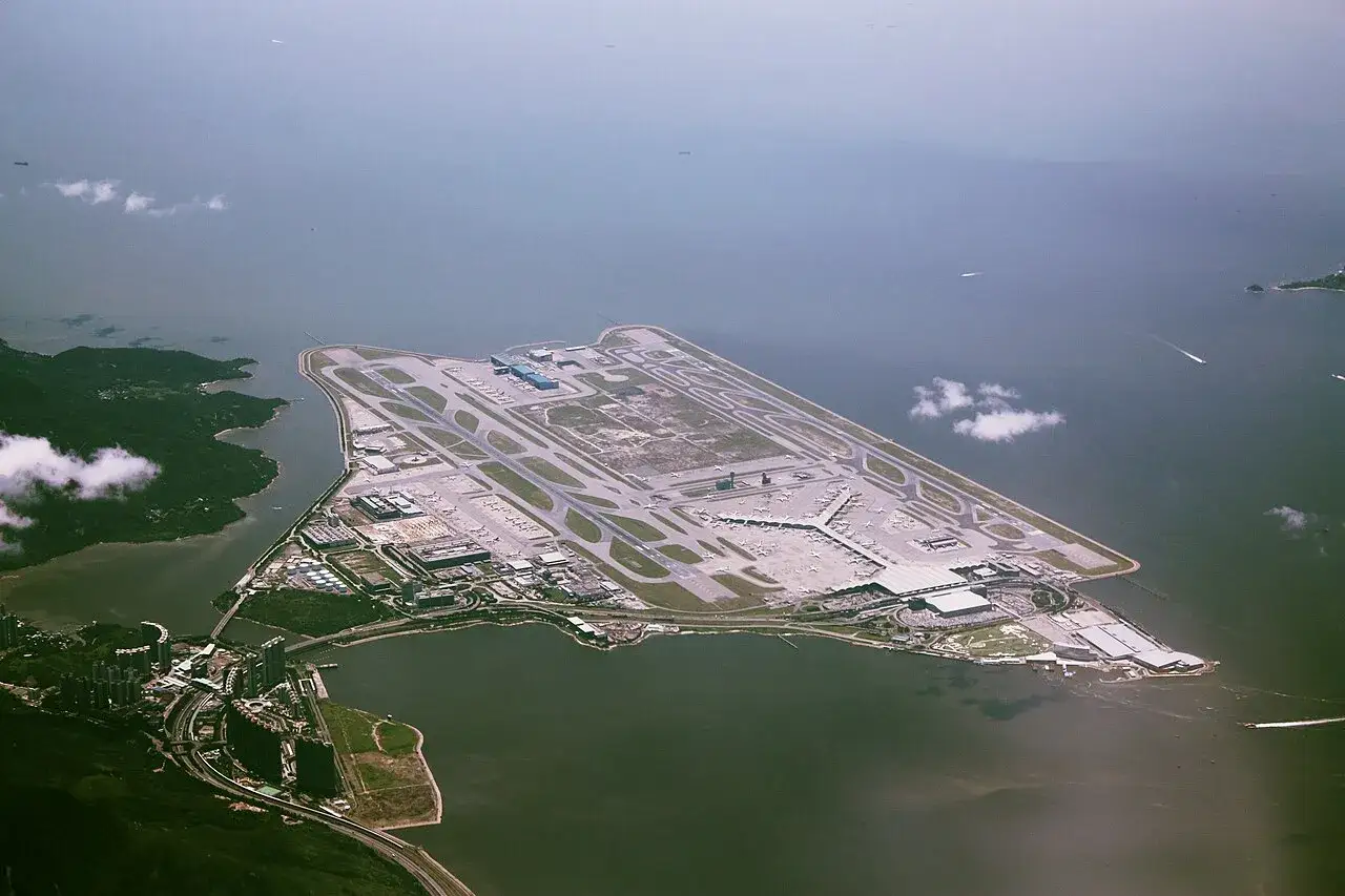 Luftaufnahme des Flughafens Chek Lap Kok in Hongkong. Ein riesiger Flughafen auf einer künstlichen Insel im Meer.