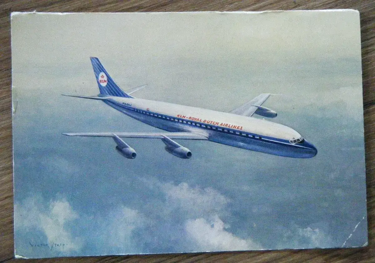 Gemälde eines KLM-Flugzeugs, das durch die Wolken fliegt. Die Bedeutung von KLM als Royal Dutch Airlines wird durch die Aufschrift auf dem Rumpf hervorgehoben.