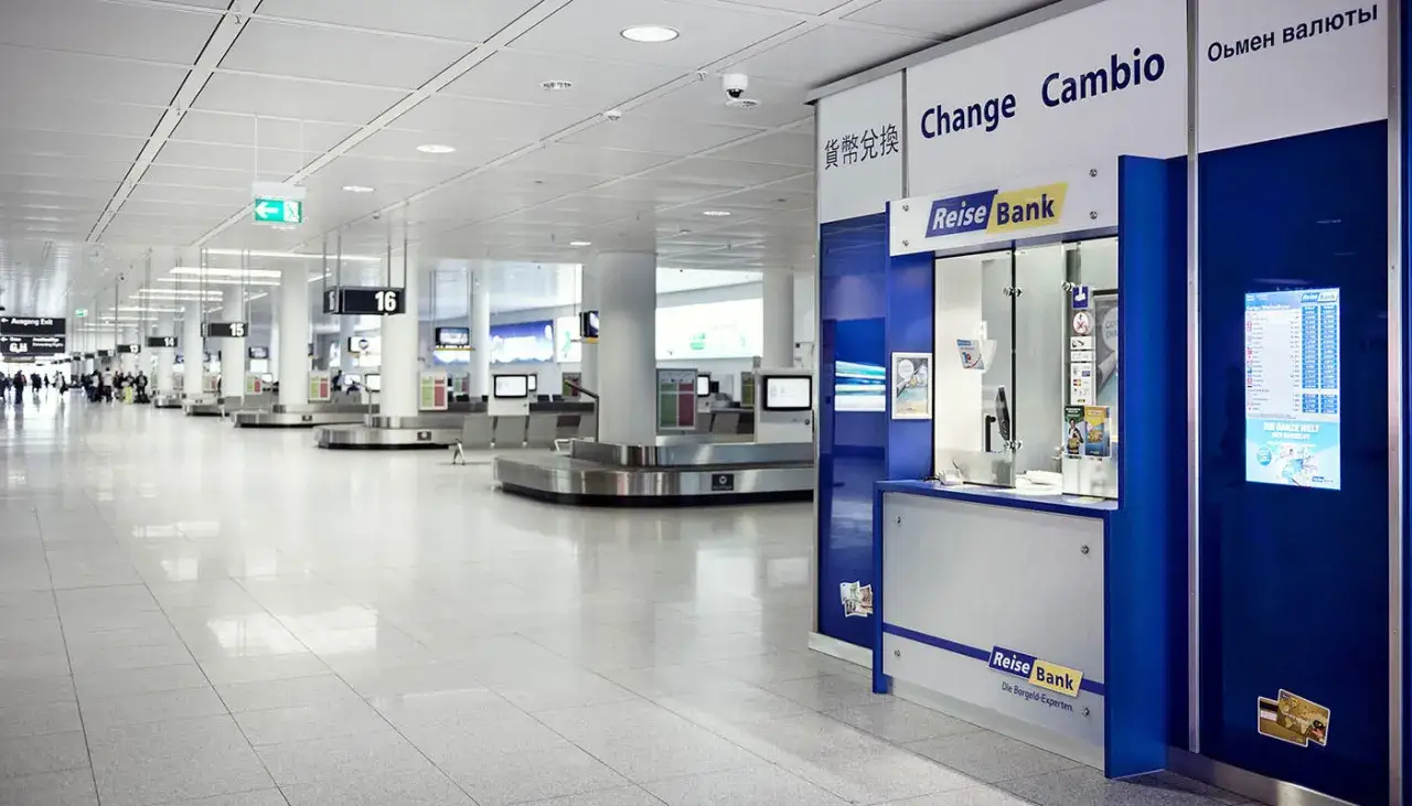Reise Bank am Flughafen: Hier kann man Geld wechseln. Wechselstube mit Schildern in mehreren Sprachen.