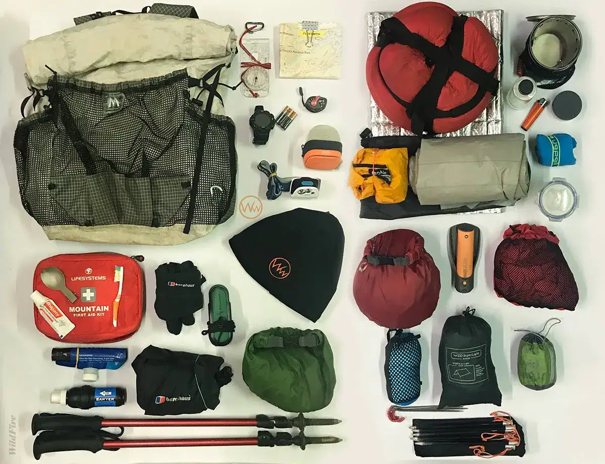 Packliste Uganda: Rucksack, Schlafsack, Zelt, Erste-Hilfe-Set, Wasserfilter, Wanderstöcke und mehr für ein Abenteuer.