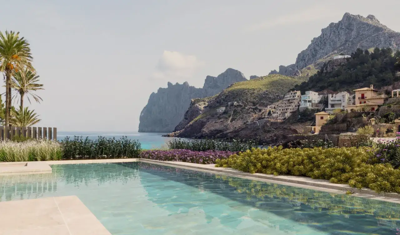 Traumhafter Poolblick auf das Meer und die Berge. Das Viva Cala Mesquida Resort & Spa bietet eine idyllische Kulisse für Entspannung.