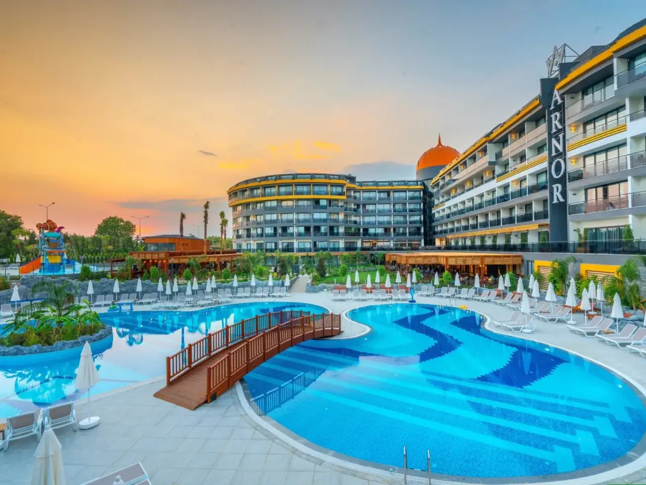 Das Arnor de luxe hotel & spa mit seinen Pools und Wasserrutschen lädt zum Entspannen ein.