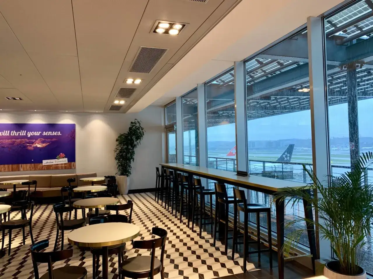 Gemütliche Lounge mit Blick auf das Flugfeld. Die Priority Pass Vorteile sind hier offensichtlich: Komfort, Ruhe und ein guter Platz, um die Aussicht zu genießen.