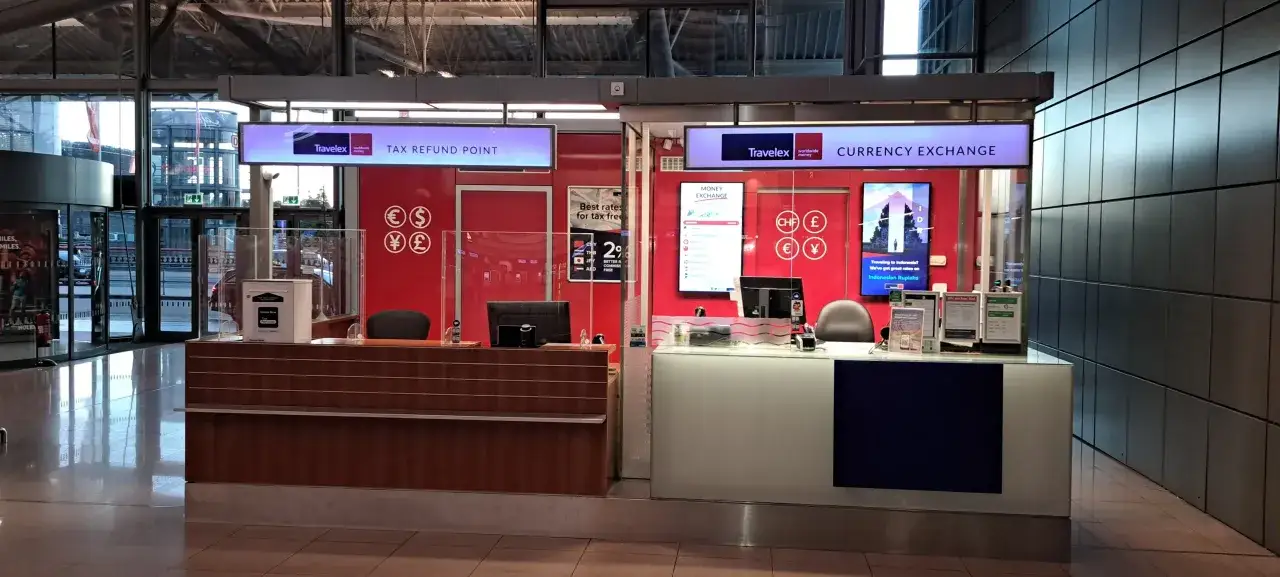 Am Flughafen Hamburg Geld wechseln bei Travelex. Hier gibt es auch Tax Refunds.