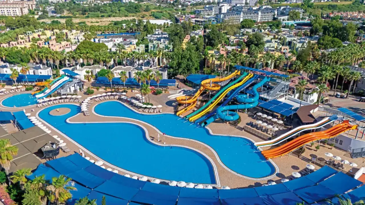 Wasserspaß im von resort golden coast: bunte Rutschen, große Pools und Palmen laden zum Entspannen ein.