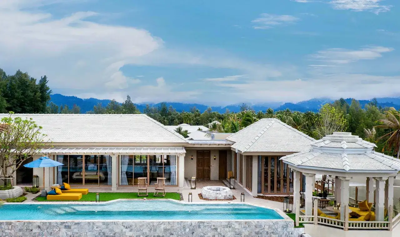 Luxuriöses Anwesen mit Pool und Pavillon im Moracea by Khao Lak Resort, umgeben von üppiger Vegetation und Bergen.