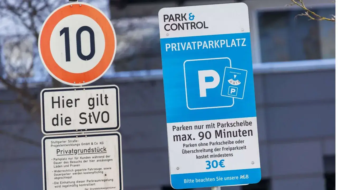 Auf einem Supermarkt-Parkplatz parken ohne Einkaufen ist nicht erlaubt. Hier gilt eine Parkscheibenpflicht für maximal 90 Minuten.